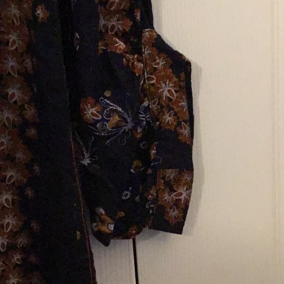 Entro size L design on Navy blue. Sleeve goes below elbow, cuff angle. - Picture 7 of 7